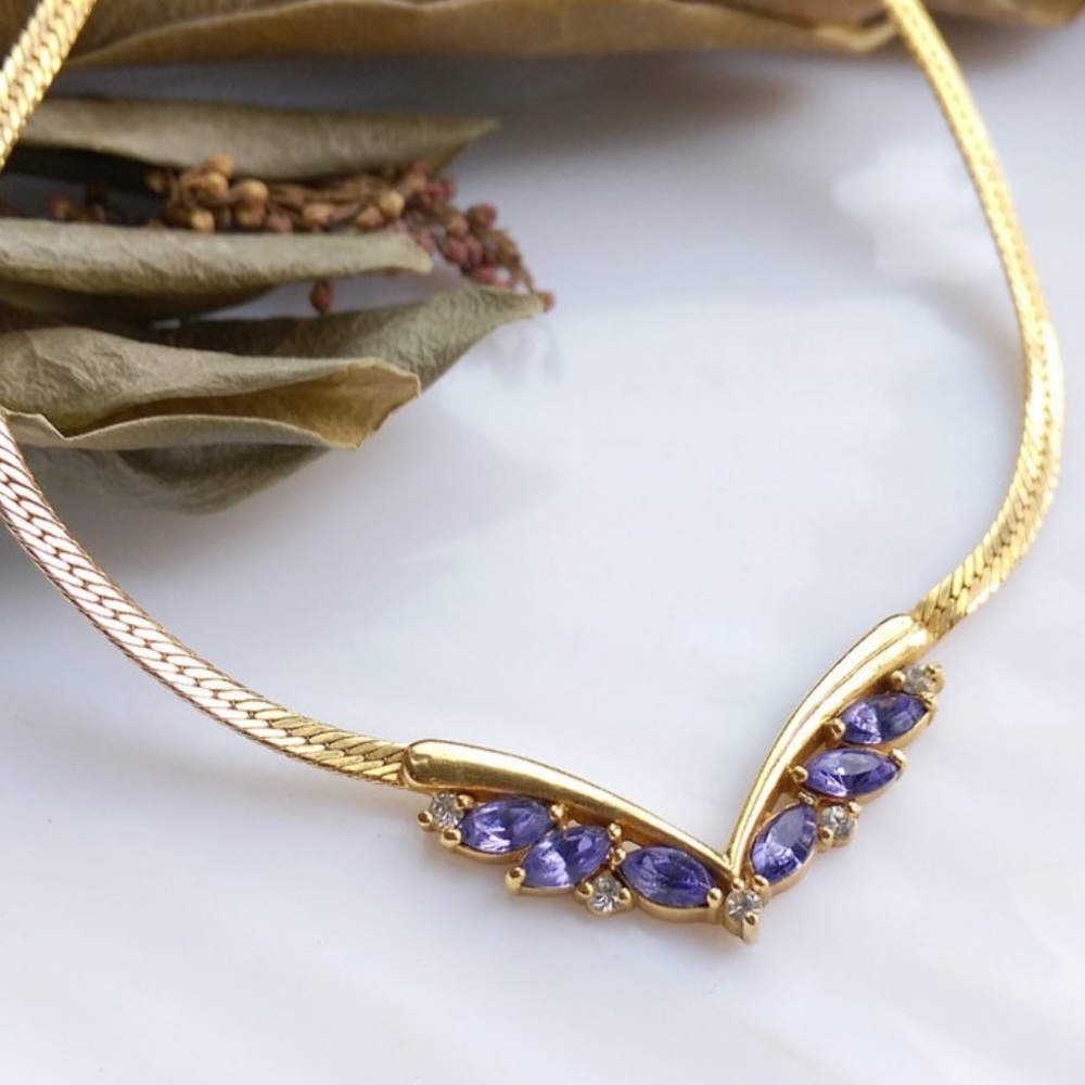 Avon Vintage Gold tone choker Necklace with Purple Highlights